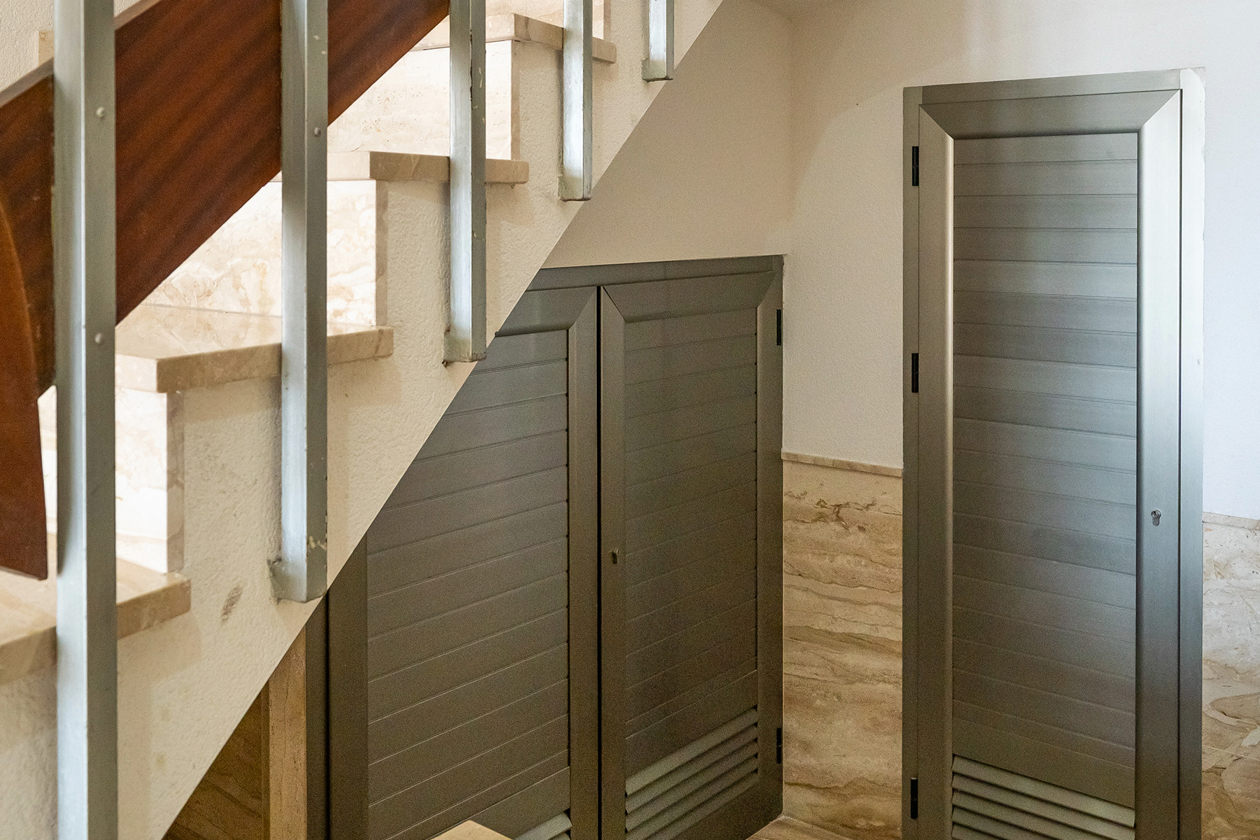 Rehabilitación estructural de edificio, revestimiento de fachada y remodelación de zaguán.