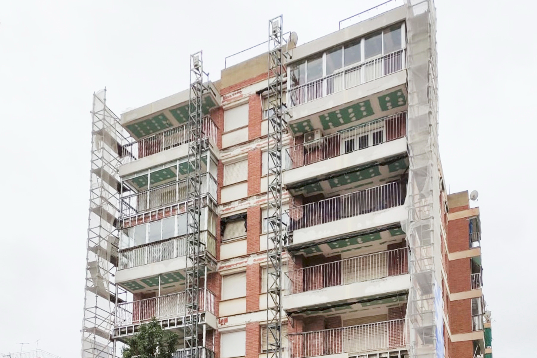 Rehabilitación de frentes de forjado e impermeabilización y pavimentado de balcones Santa Pola