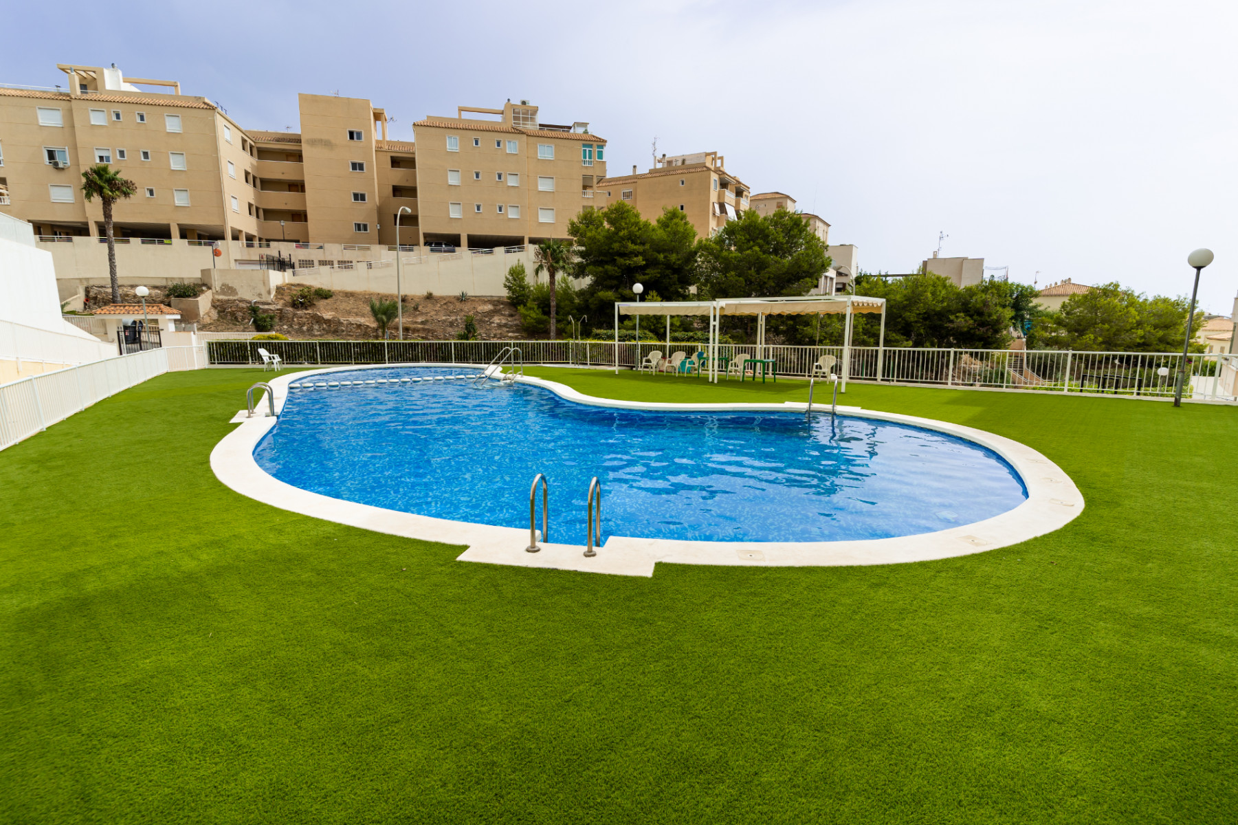 Zona de piscina en urbanización 