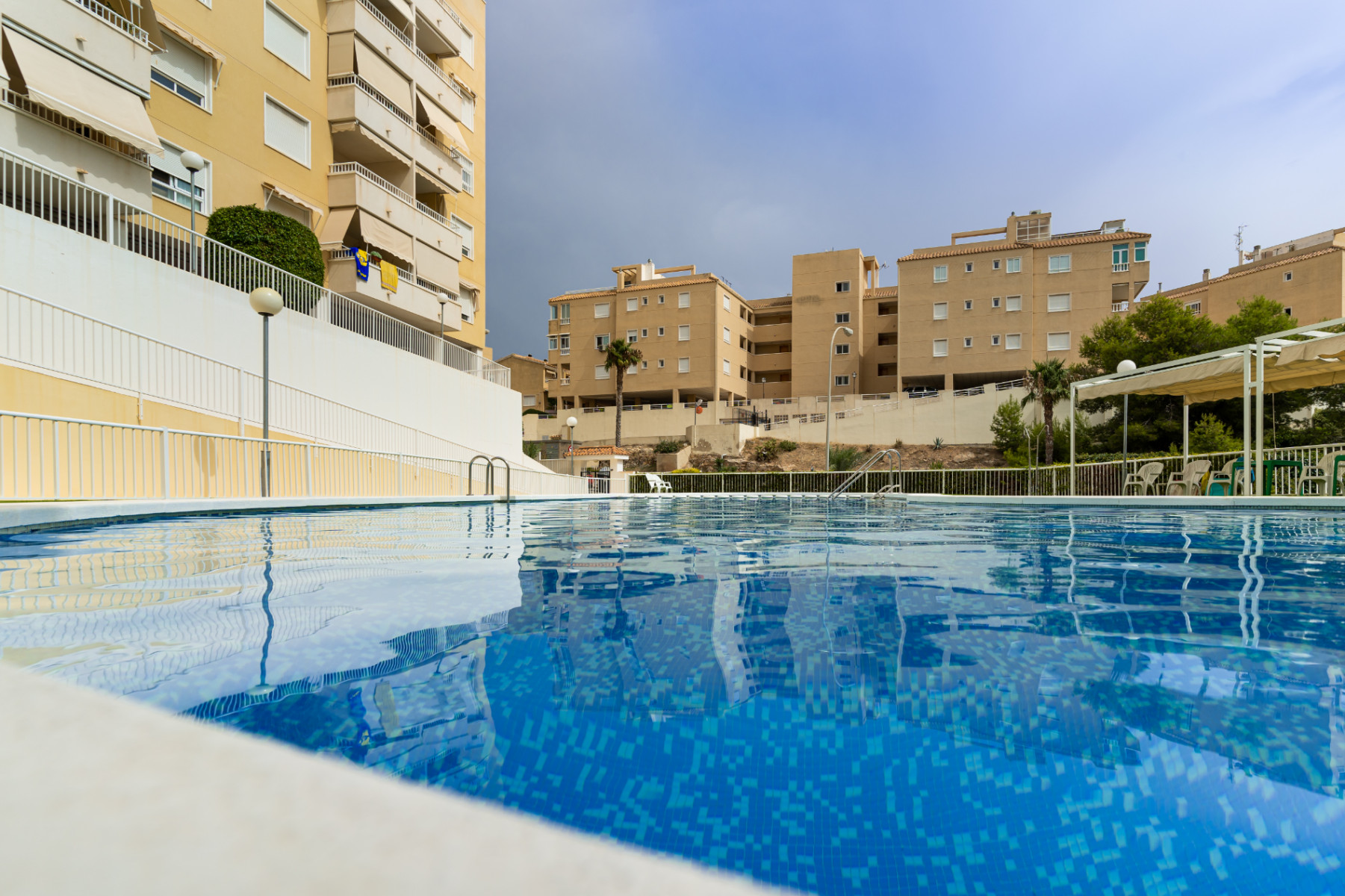 Zona de piscina en urbanización 