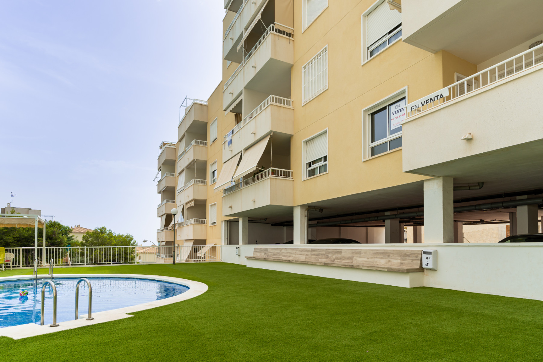 Zona de piscina en urbanización 