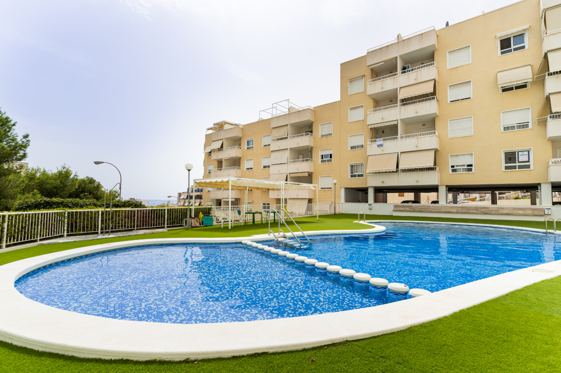 Zona de piscina en urbanización 