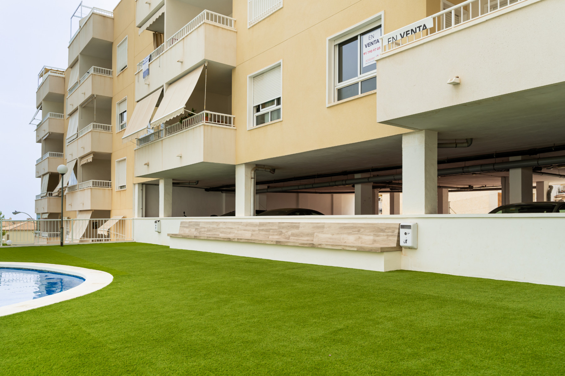 Zona de piscina en urbanización 