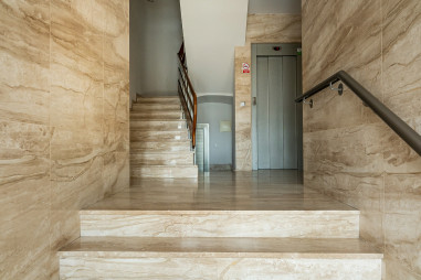 Rehabilitación estructural de edificio, revestimiento de fachada y remodelación de zaguán.